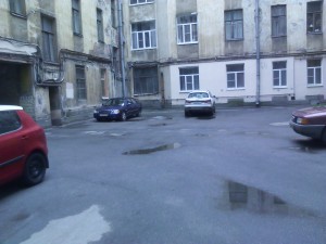 Продается квартира на 1 этаже под коммерцию, возле метро.